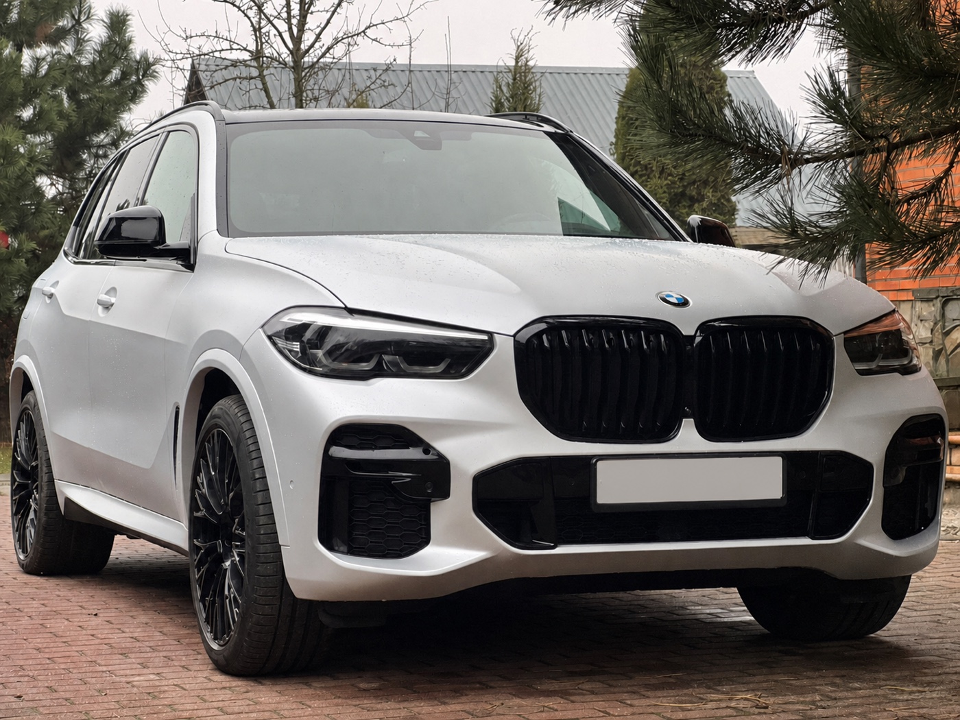 Белый BMW до нанесения плёнки